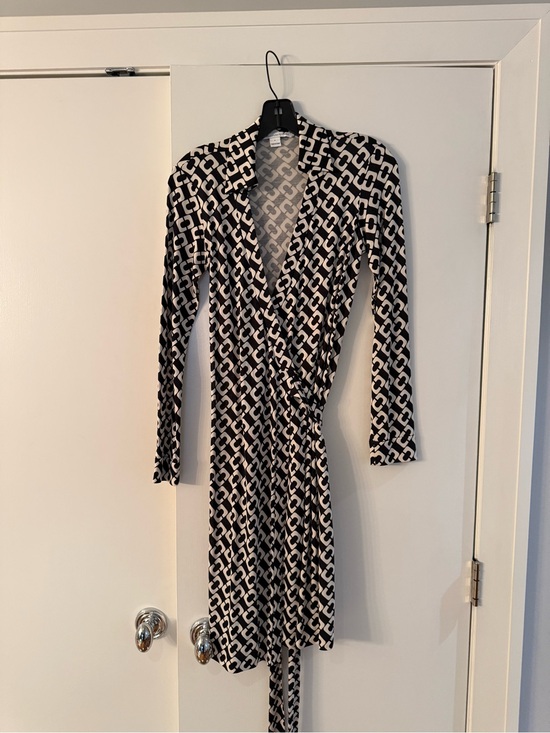 Diane Von Furstenberg Dresses & Skirts - DVF Iconic Chain Link Print Wrap Dress (Size 4)